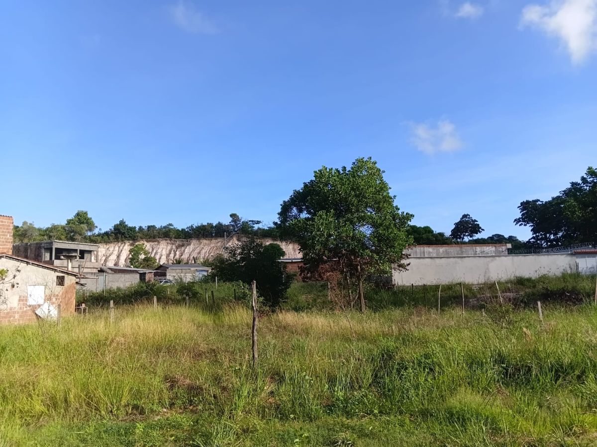 Um terreno medindo 17 de frente, 12 de fundo e 30 de comprimento no Loteamento nova enseada
